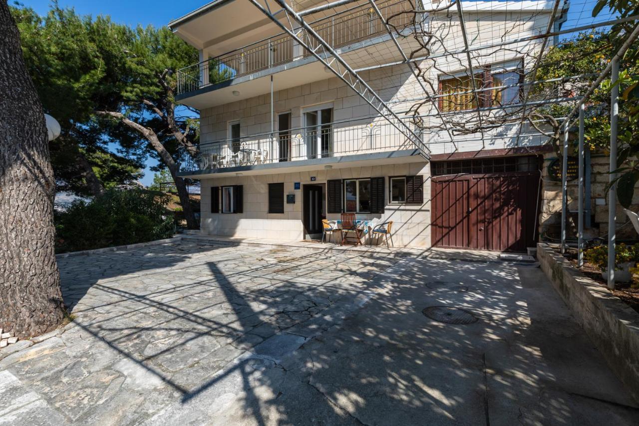 Urban Edge - Beach Apartments Омиш Экстерьер фото