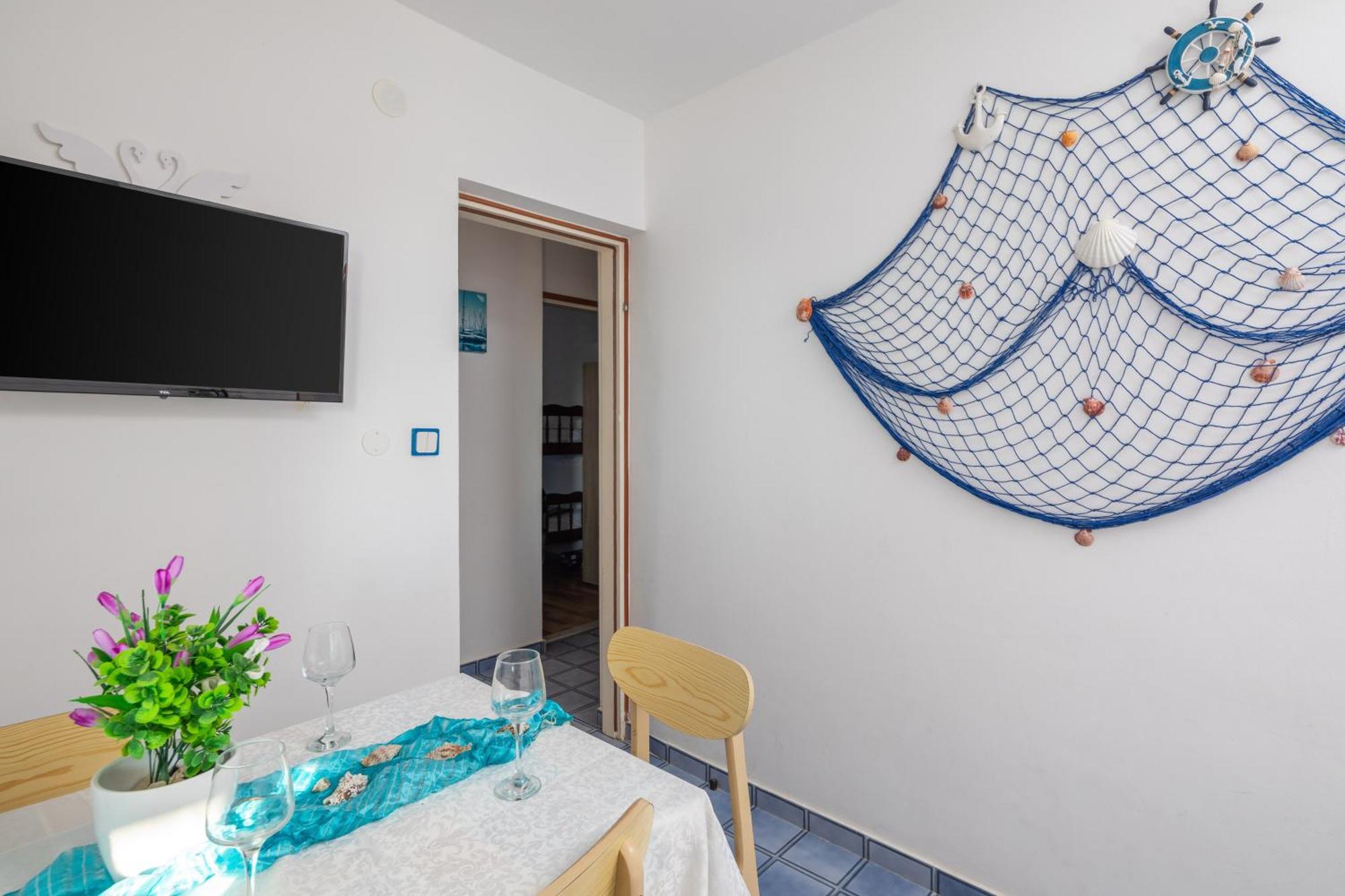 Urban Edge - Beach Apartments Омиш Экстерьер фото