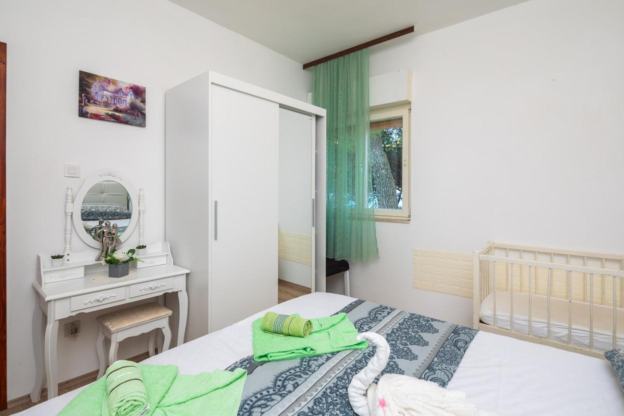 Urban Edge - Beach Apartments Омиш Экстерьер фото