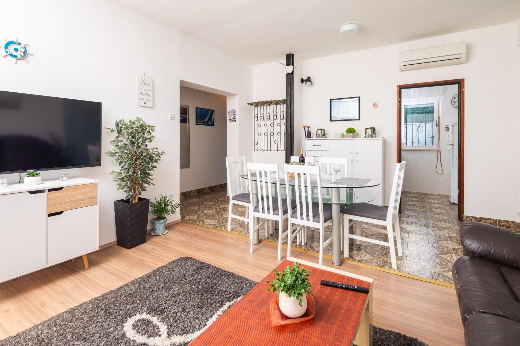 Urban Edge - Beach Apartments Омиш Экстерьер фото