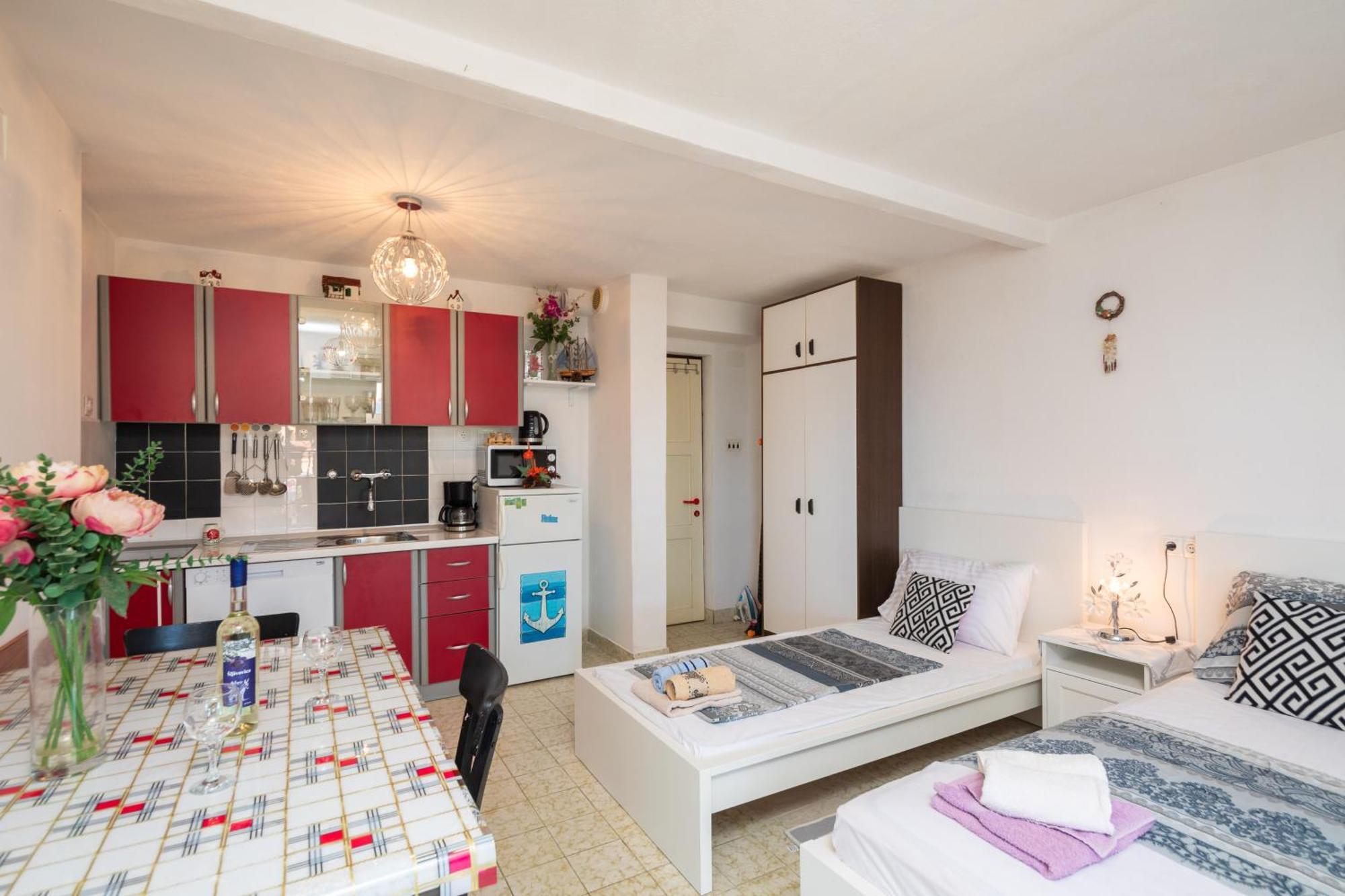 Urban Edge - Beach Apartments Омиш Экстерьер фото