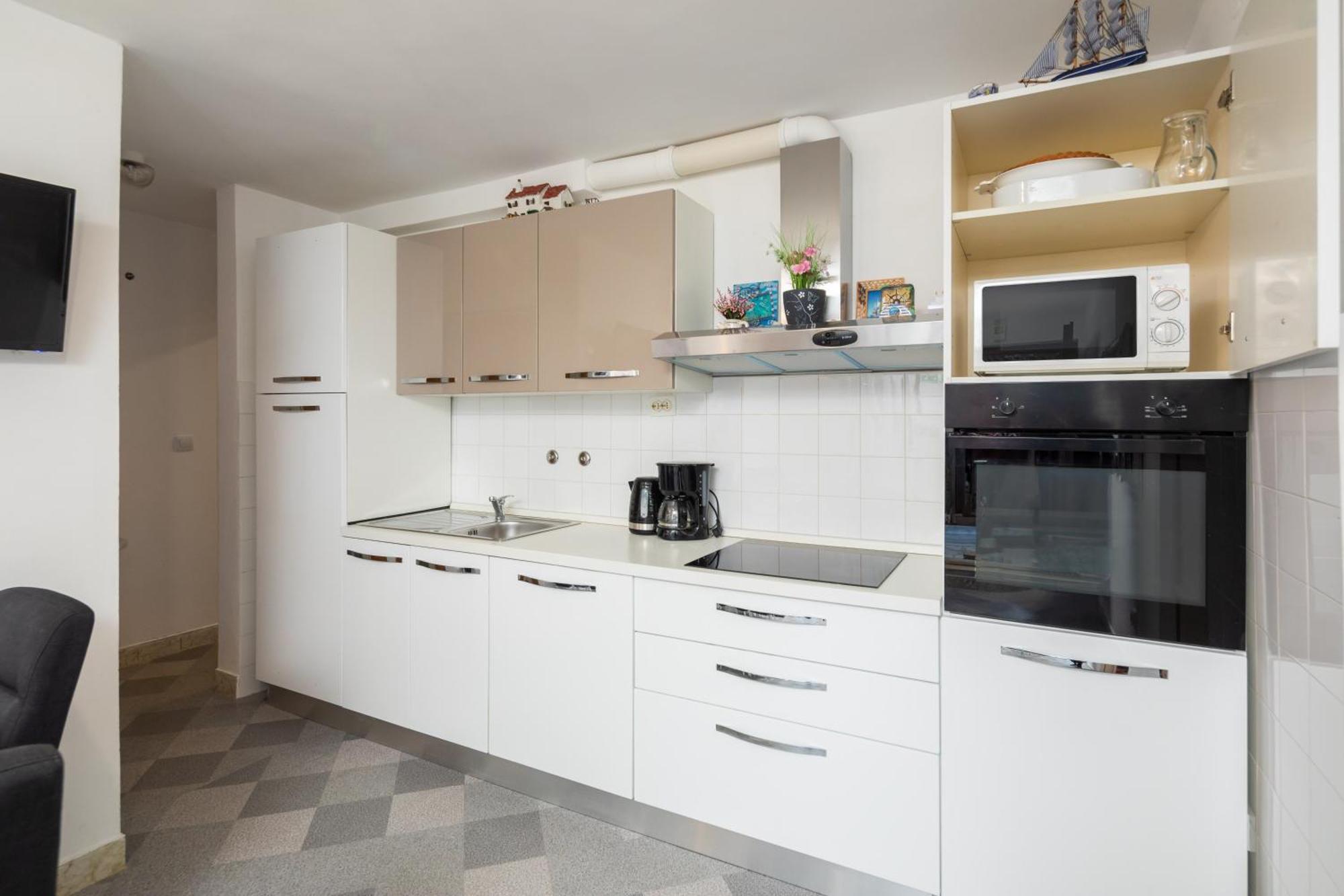 Urban Edge - Beach Apartments Омиш Экстерьер фото