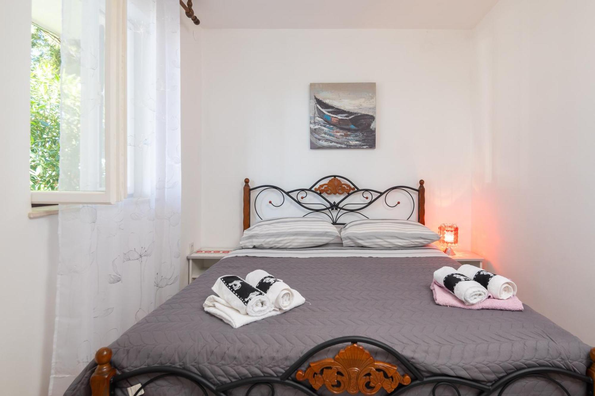 Urban Edge - Beach Apartments Омиш Экстерьер фото