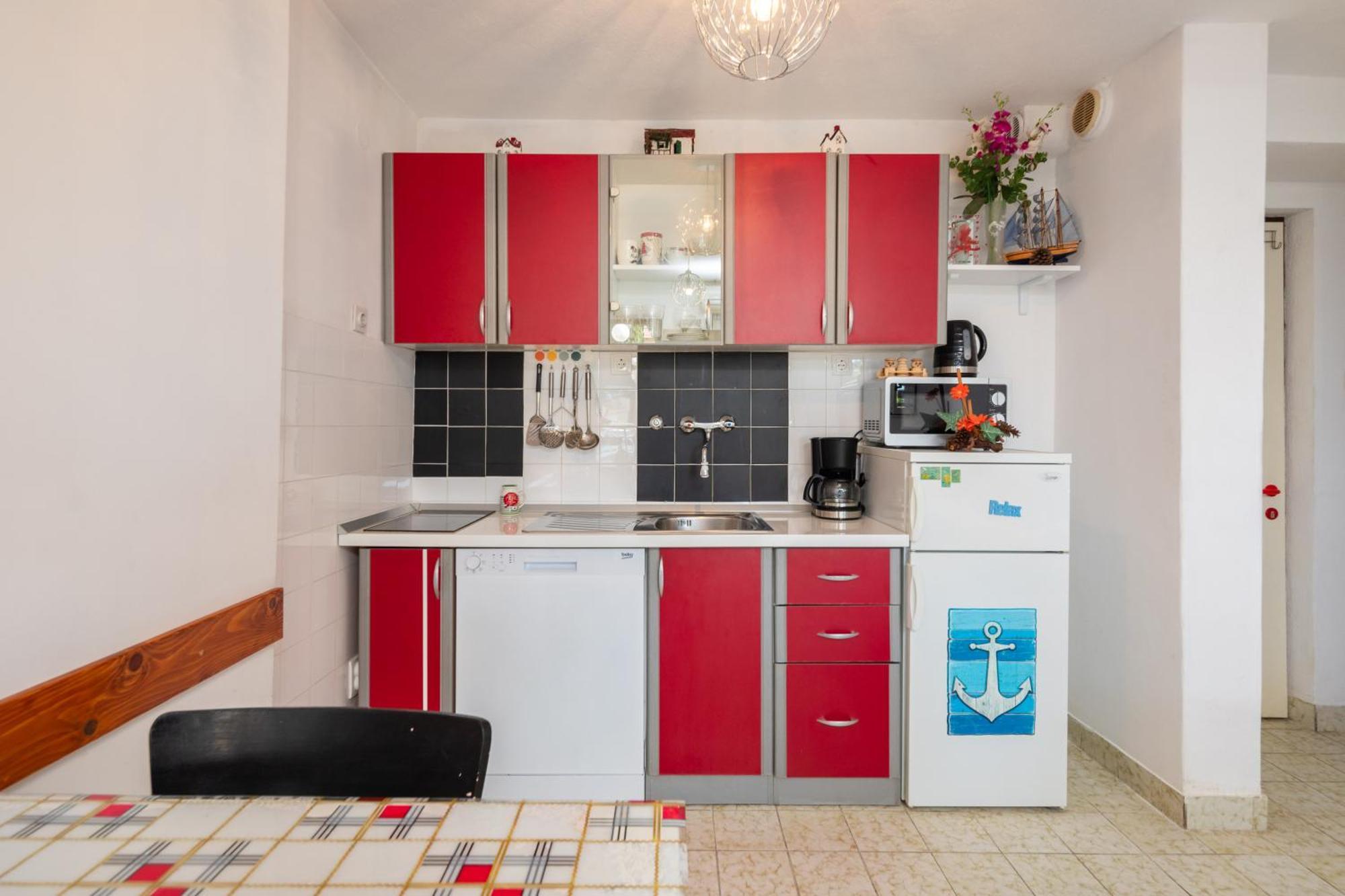 Urban Edge - Beach Apartments Омиш Экстерьер фото