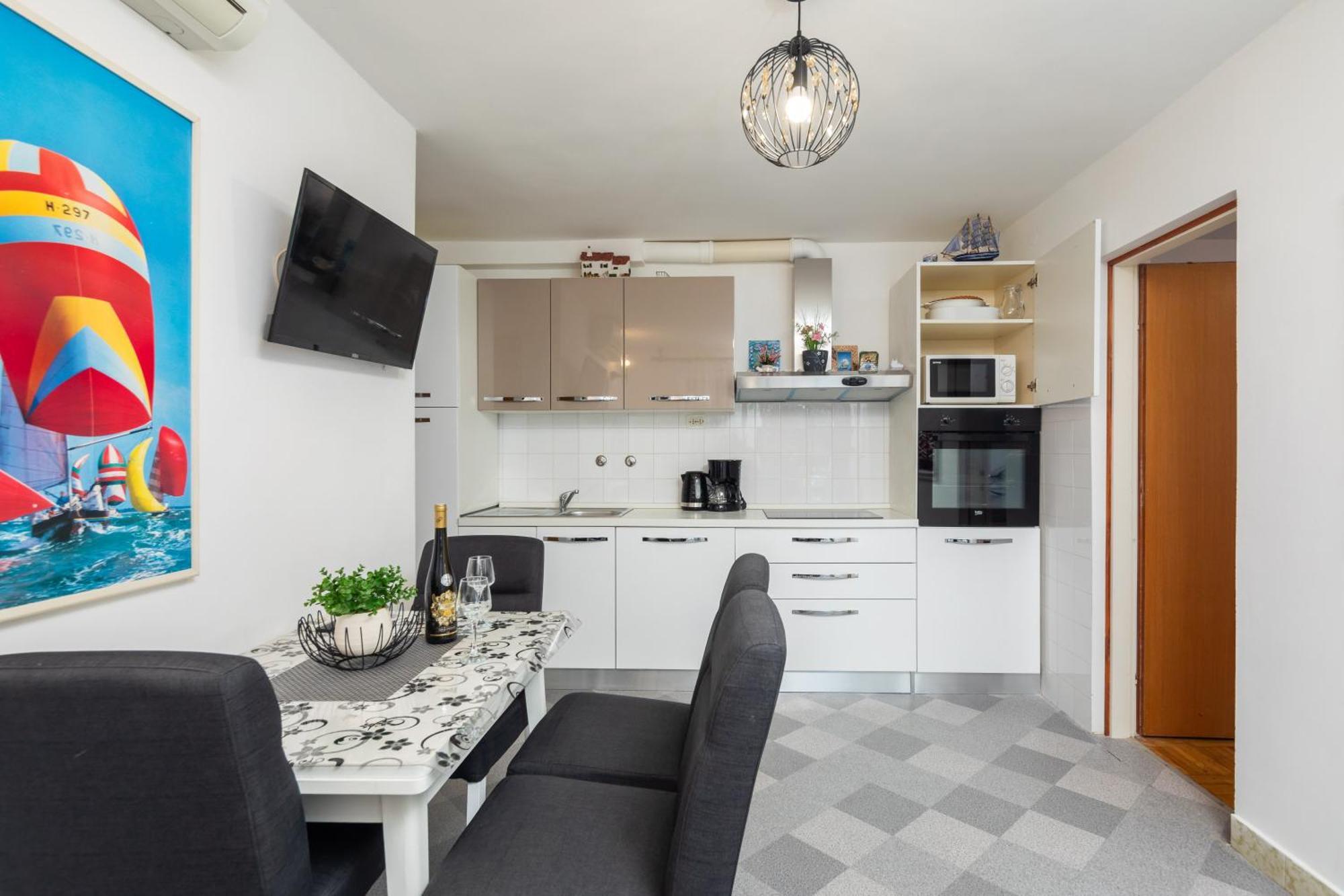 Urban Edge - Beach Apartments Омиш Экстерьер фото