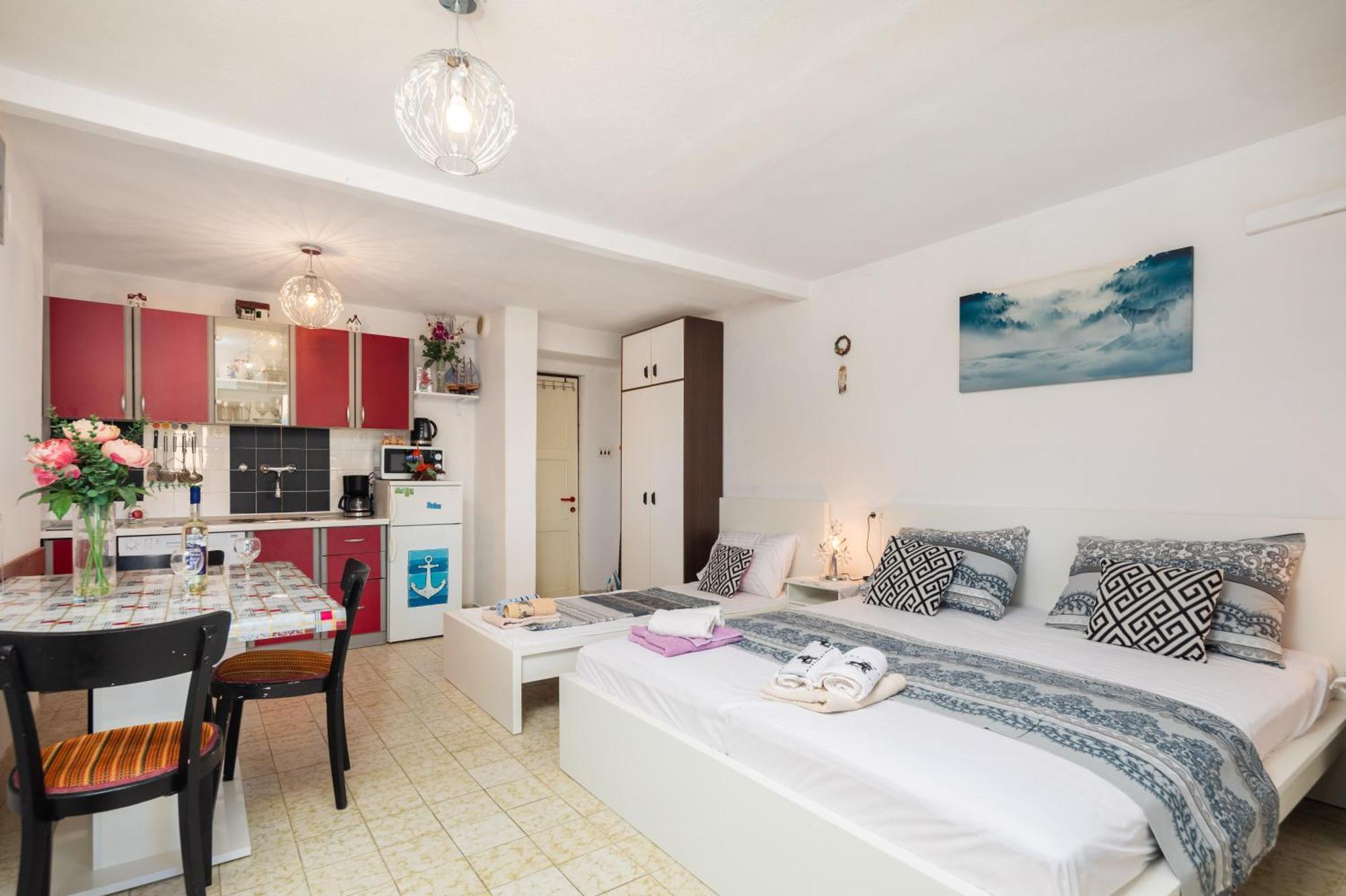 Urban Edge - Beach Apartments Омиш Экстерьер фото