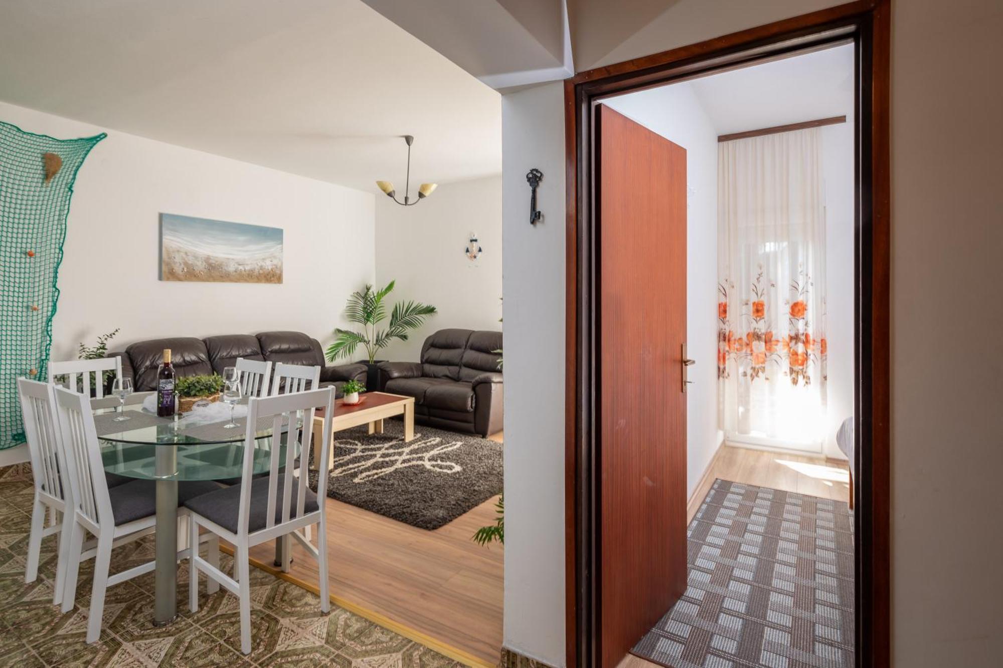 Urban Edge - Beach Apartments Омиш Экстерьер фото