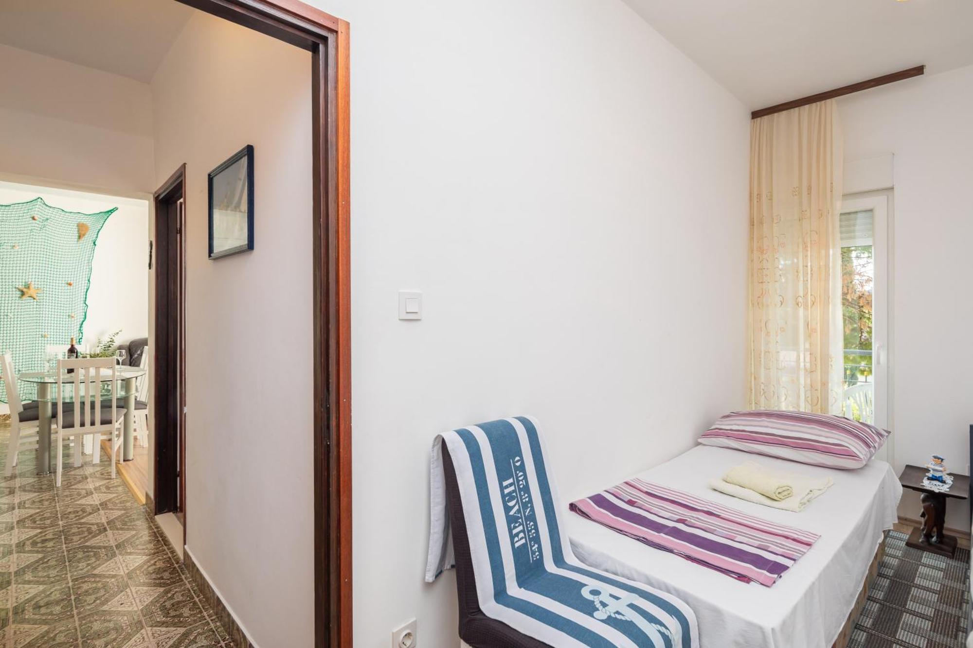 Urban Edge - Beach Apartments Омиш Экстерьер фото
