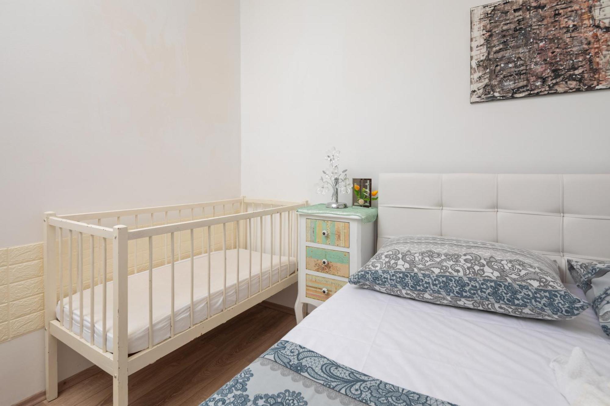 Urban Edge - Beach Apartments Омиш Экстерьер фото