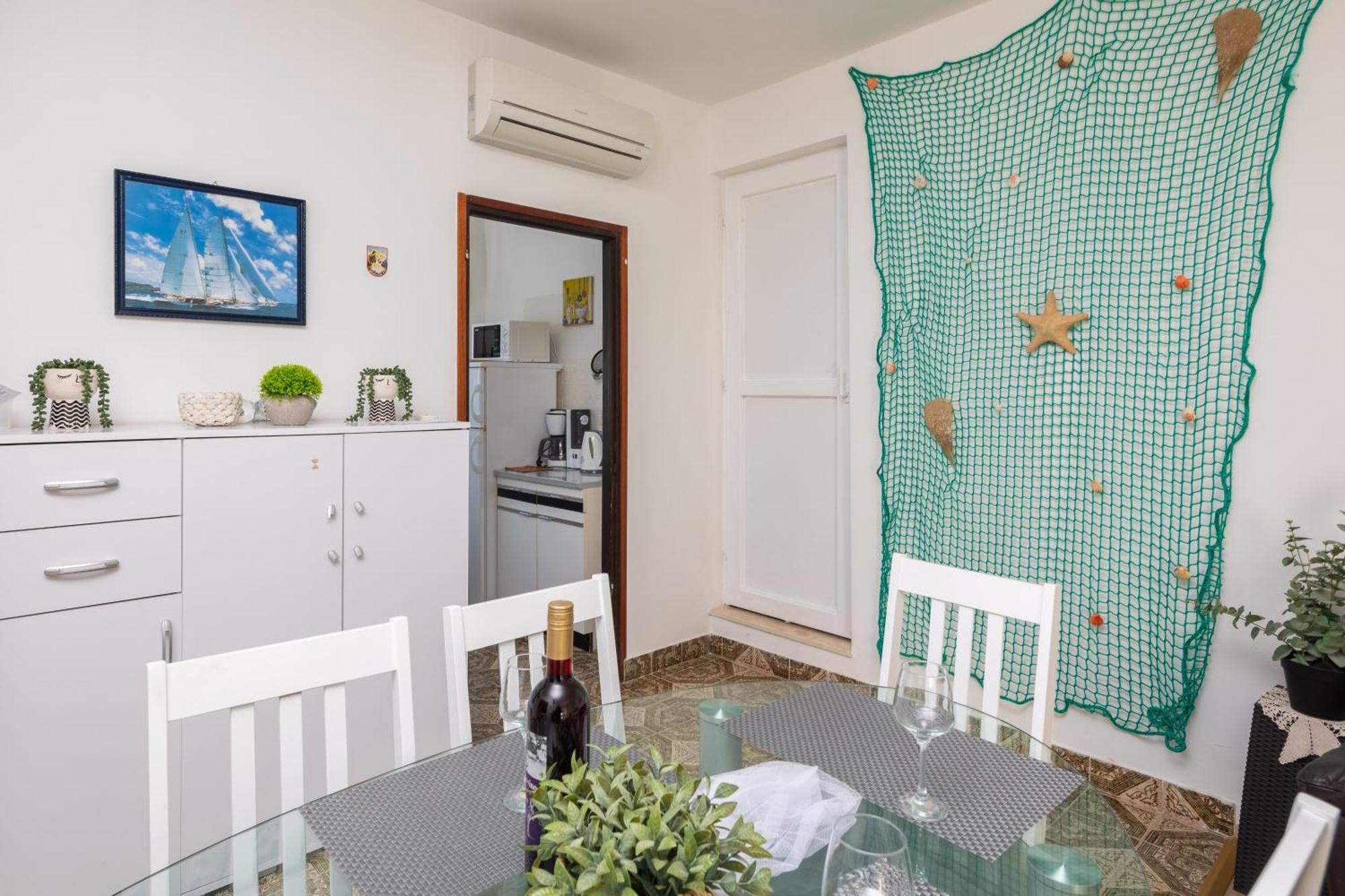 Urban Edge - Beach Apartments Омиш Экстерьер фото