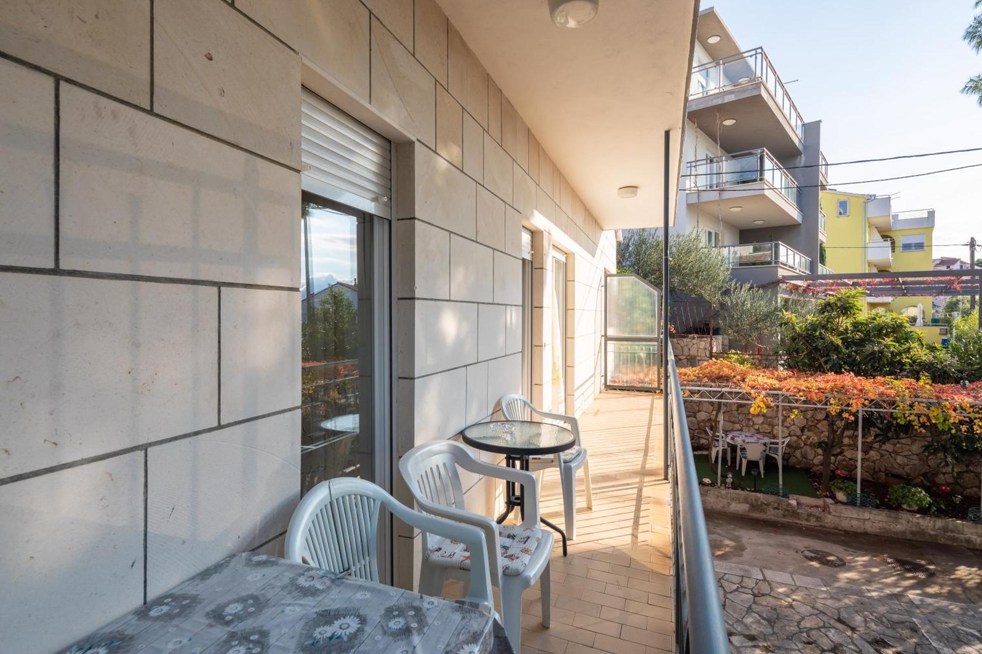 Urban Edge - Beach Apartments Омиш Экстерьер фото